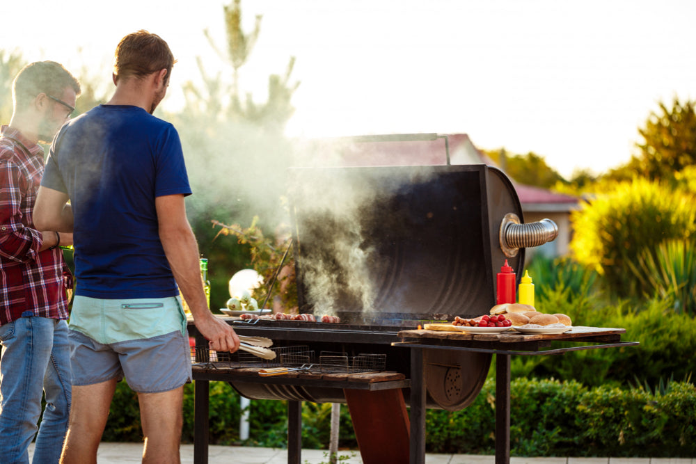 Een vleesthermometer die in een stuk vlees is gestoken op de bbq 