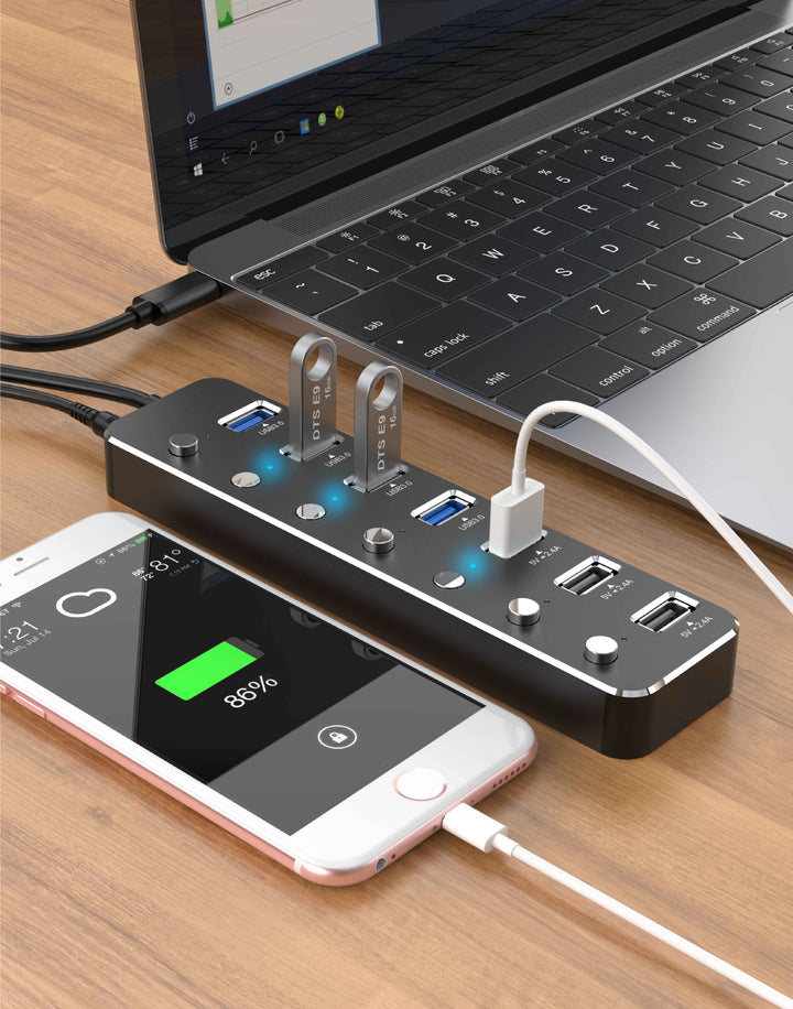 usb hub met 7 poorten in gebruik die telefoon oplaad en meerdere apparaten ondersteund